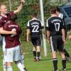 Rechts hängende Köpfe, links großer Jubel: Der SV Klingsmoos mit (von links) Marco Scharbatke und Tobias Narr bezwang den SC Rohrenfels im Spiel der Woche mit 4:0. 
