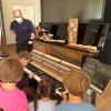 Klassische Musik mal anders: Das "Klassik4Kids Festival" in Holzen ermöglicht Kindern am 10. September unter anderem einen spannenden Einblick in die Mechanik und Innenwelt des Klaviers.