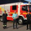 Glückwünsche für Rudolf Kraus (Mitte) – das langjährige Mitglied der Freiwilligen Feuerwehr Aichach hat seinen 75. Geburtstag gefeiert. Kommandant Christoph Fischer (links) und Vorsitzender Benedikt Schulz gratulierten.  	