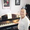 Musikfreund Werner Hatzmann – hier am elektronischen Klavier in seinem Musikzimmer im Ludwigspark – hat einen Großteil seiner Noten und CDs der städtischen Sing- und Musikschule gespendet. 