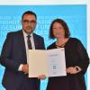 Brigitte Welter erhielt für ihr Engagement bei Mamazone von Staatsminister Klaus Holetschek die Auszeichnung "Weißer Engel".