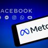Logo von Meta, der Dachmarke des Facebook-Konzerns, auf einem Smartphone, im Hintergrund: die Symbole von Facebook, Messenger, Instagram, Whatsapp und Oculus.