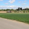 Das Bild zeigt grob das Gebiet östlich von Rehling, wo auf rund 3 Hektar ein neues Baugebiet entstehen soll. Richtung Osten, also rechts im Bild ist die Grenze der zu sehende Feldweg, der von der Langen Wand Richtung zu dem neuen Baugebiet an der Hambergstraße (im Vordergrund zu sehen) führt. Links, also in westlicher Richtung, ist die Abgrenzung ein Feldweg, der neben dem Feldstadel parallel zu dem rechten Feldweg verläuft und in diesem breiten Streifen soll das neue Wohngebiet entstehen. 