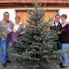 Familie Langenmaier hilft mit ihrem Christbaumverkauf heuer der kranken Sophie. Pro verkauftem Baum wird ein Euro gespendet. 	
