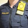 Auch Polizisten im Landkreis Günzburg tragen Bodycams an ihrer Uniform. Die Zahl der Geräte pro Dienststelle ist unterschiedlich. 	