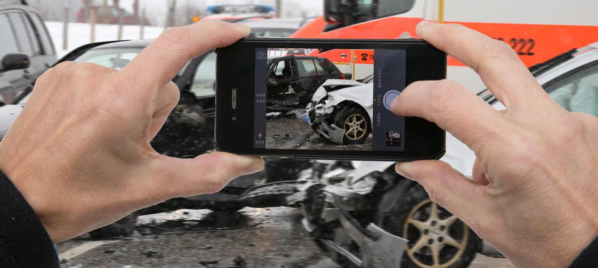 Lkw-Fahrer filmt Unfallstelle und wird von Zivilstreife gestellt