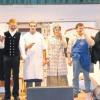 Standen vor 26 Jahren schon einmal gemeinsam auf der Bühne: die Theatergruppe mit dem Stück „Der gschleckerte Deifl“.  