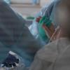 Eine Ärztin hält in einer Intensivstation die Hand eines Corona-Patienten. An den Kliniken an der Paar werden derzeit 22 Corona-Patienten behandelt. 