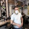 Der Friseur Barber Ramzi Wadi sagt, dass sich viele Kunden nicht testen lassen wollen, wie es derzeit allerdings erforderlich ist.