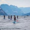 Den Gardasee via Standup-Paddling erkunden. Bei einer Zweitagestour mit Zelten von Malcésine bis Brenzone ist das möglich.