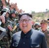 Kim Jong Un scheint sich bei einem Besuch von Spezialkräften seiner Streitkräfte bestens zu amüsieren.