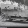 Ein Fund aus dem Jahre 1926. Familie Pfahler mit ihrem neuen Auto vor einem Neuburger Sägewerk. 	
