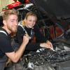 Fabian Ganz und Melanie Franz haben ihr Abitur gemacht und dann eine ganz besondere Lehre im Autohaus Schragl begonnen. 	