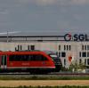 Geht es nach Bayerns Verkehrsminister Martin Zeil, fährt der Zug auch weiterhin an der SGL-Arena ohne eigenen Haltepunkt vorbei.  