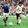 Das WM-Finale 1982: Stürmer Marco Tardelli und Verteidiger Paul Breitner im Zweikampf. Italien besiegt Deutschland im Bernabeu-Stadion von Madrid mit 3:1 - vor 90.000      Zuschauern.  