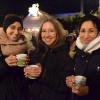 Fröhliche Stimmung: Die Menschen genossen auf dem Weihnachtsmarkt in Höchstädt Glühwein und die schöne Szenerie.
