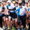 Am Start sind noch alle beisammen: 5700 Läufer wollen es gestern in Ulm über die Marathon- und Halbmarathondistanz wissen. 10800 Sportler waren es beim Einstein-Marathon insgesamt. 