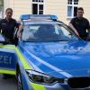 Franziska Ertl und Dennis Lösch arbeiten bei der Polizeiinspektion in Neuburg. Sie fahren zum Beispiel Streife und nehmen Anzeigen auf. 