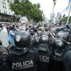 Die Polizei kontrolliert in Buenos Aires den Zugang zur Casa Rosada für die Totenwache von Diego Maradona.