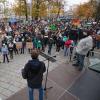 Am Königsplatz versammelten sich am Sonntag rund 1500 Bürger, um für mehr Klimaschutz zu demonstrieren. Die „Fridays-for-Future“-Bewegung hatte diesmal einen Sonntag gewählt, um Berufstätigen eine Teilnahme an den Kundgebungen, die sonst freitags stattfinden, zu ermöglichen.  	
