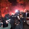 Bei der verbotenen Demonstration in Neukölln wird Pyrotechnik abgebrannt.