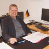 Bereit für die Aufgaben: Der frischgebackene Merchinger Bürgermeister Helmut Luichtl hat den Schreibtisch im Rathaus eingerichtet.
