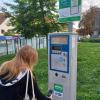 Die klassischen Parkscheinautomaten wird es auch in Zukunft noch geben. Das Handy-Parken erweitert das Angebot in Neuburg. Über einen QR-Code, der an jedem Automaten angebracht ist, gelangt man direkt in den App-Store und kann die Parkster-App kostenlos herunterladen. Simone Herzner zeigt, wie es geht. 	