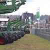 Über 20000 Traktoren sollen dieses Jahr bei Fendt vom Band rollen – dies wäre ein Rekord. Auf dem Werksgelände in Marktoberdorf warten fertige Traktoren auf die Auslieferung.  	