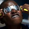 Der 10-jährige Blake Davis verfolgt durch eine Sonnenfinsternisbrille die Sonnenfinsternis in den USA. 