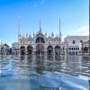 Der Markusplatz in Venedig steht nach den verheerenden Unwettern unter Wasser.