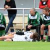 Der früh ausgewechselte Keeper André Behrens (vorne) kühlt den lädierten Oberschenkel, während (von links) Betreuer Rico Nöldner, Torwarttrainer Guido Martin, Marius Brugger und Bernhard Rembold das aus Gundelfinger Sicht wenig erfreuliche Treiben auf dem Platz beobachten. 