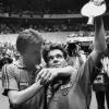 Die bislang einzigen deutschen Weltmeister im Tischtennis der Männer: Jörg Roßkopf (l.) und Steffen Fetzner bei ihrem Triumph 1989.  	 	