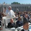 Von Tausenden Menschen auf dem Petersplatz in Rom umjubelt: Papst Franziskus bei der Runde mit seinem Papamobil. 