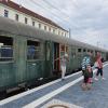 Die Münchner Gäste bei ihrer Ankunft am Nördlinger Bahnhof. Auch die Fahrgast-Waggons sind historisch, sie stammen aus den 1950er und 1960er Jahren und gehörten zu einem D-Zug.