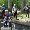 Siegfried Jakob, seine Frau Marianne, Xaver Grimm und Johann Schmid (von links) vom Verschönerungsverein Stetten richten die Tretanlage für die diesjährige Saison her.  	