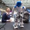 Roboter "Marvin" und Hostess Johanna auf dem CeBIT-Messegelände in Hannover Niedersachsen. Zu der fünftägigen Veranstaltung werden rund 200.000 Besucher erwartet. 