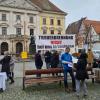 Mit einem Plakat und Klemmbrettern sammelte die Bürgerinitiative Pro Wohlfühlstadt am Wochenende Unterschriften in Lauingen.  	