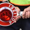 Offenbar völlig betrunken setzte sich eine Autofahrerin hinters Steuer, die in Diedorf von der Polizei kontrolliert wurde.