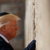 US-Präsident Donald Trump berührt die Klagemauer in der Altstadt von Jerusalem.