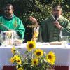 Kaplan Sanoj (links) und Pfarrer Norman D´Souza feierten zusammen auf einer Wiese über Blankenburg mit einer stattlichen Anzahl von Gläubigen eine „Bergmesse dahoim“. 	