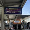 Hier zeigen die digitalen Hinweistafeln am Neu-Ulmer Bahnhof Verspätungen an. In anderen Fällen fehlen die Auskünfte über Verzögerungen.