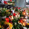 In Gedenken: Kerzen und Blumen in einem Wartehäuschen im Bahnhof Brokstedt.