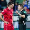 VfB-Spieler Mario Gomez (l) spricht mit Schiedsrichter Patrick Ittrich nach einer Abseitsentscheidung.