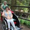 Eine Rikscha-Fahrt ist wohl die entspanntes Art der Fahrradtour. Fahrerin Gerlinde Sichert von der Zeitbörse holt ihren Fahrgast Helga Eisele direkt beim Seniorenwohnheim zum Ausflug in die  Königsbrunner Heide ab.