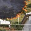 Ein Feuer breitet sich auf einer Fläche hinter einem Wohnhaus in der Nähe von Palermo aus. Auf der italienischen Mittelmeerinsel Sizilien sind größere Wald- und Flächenbrände ausgebrochen.