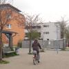 Das Drei-Auen-Quartier mit neuen und sanierten Wohnhäusern und einem neu gebauten Bildungshaus mit Grundschule (weißes Gebäude) befindet sich in Oberhausen. Hier hat sich auch mithilfe des Förderprogramms „Soziale Stadt“ viel getan. 	