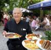 Mirko Milosevic serviert im Gasthof zum Bärenkeller Balkan-Spezialitäten. Als das Lokal noch „Einstein“ hieß und einen anderen Pächter hatte, waren die Kochprofis zu Gast. 	