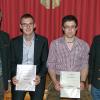 Zwei Absolventen erhielten von den BBV-Kreisverbänden Augsburg und Aichach-Friedberg einen Bildungsgutschein: Stefan Hartl (links) und Tobias Grießer.  	