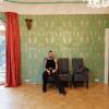 Harald Glööckler sitzt in einem nahezu leeren Raum seines alten Hauses.
