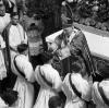 1951: Gemeinsam mit Joseph Ratzinger wird am selben Tag sein Bruder Georg zum Priester geweiht. Georg Ratzinger leitet als Priester 30 Jahre die berühmten Regensburger Domspatzen.